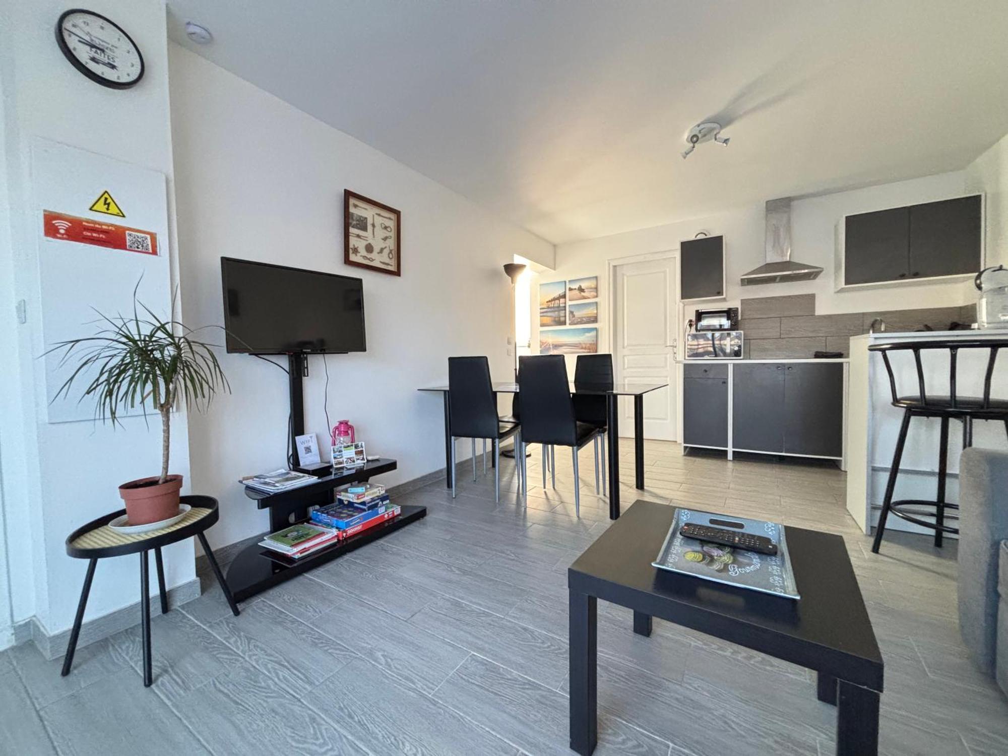 Maison Omaha: Renovated Beachside Retreat with Garden and Ping Pong Vierville-sur-Mer Exterior photo